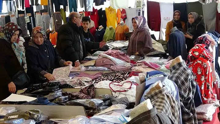 Kütahya'da Bayram Pazarı ilgi görüyor