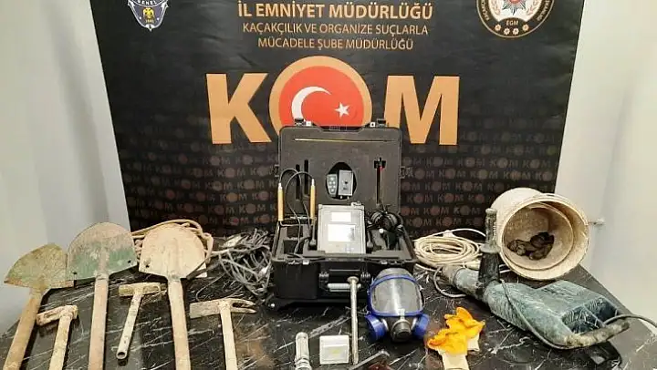 Kütahya'da bir iş işyerinin avlusunda yapılan kaçak kazıya suçüstü