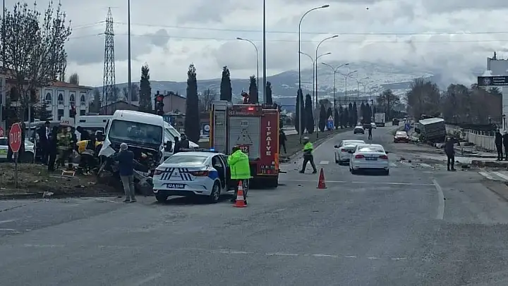 Kütahya'da tır ile kamyonet çarpıştı: 1 ölü, 2 yaralı