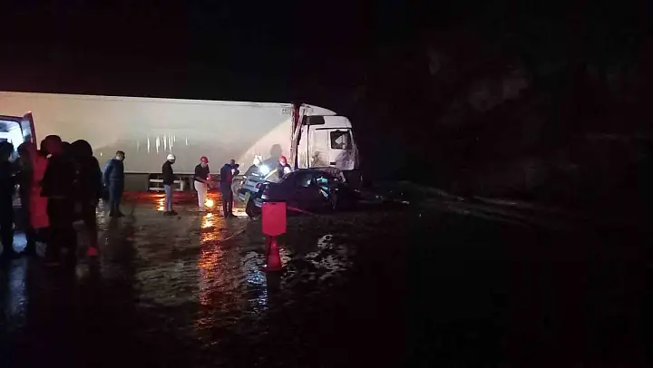 Kütahya'da tır, otomobilin üzerine devrildi: 1 ölü, 1 yaralı