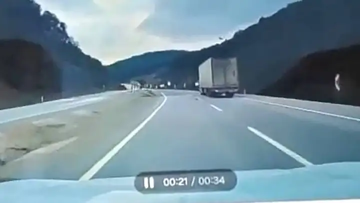 Kütahya'da tır otomobilin üzerine devrildi