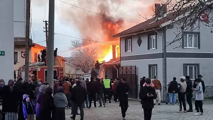 Kütahya'da yanan ev kullanılamaz hale geldi
