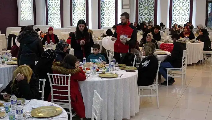 Kütahya Vakıflar Bölge Müdürlüğü'nden yetim çocuklara bayramlık desteği