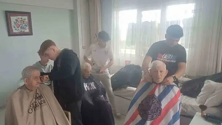 Lise öğrencileri, huzurevi sakinleriyle bir araya geldi