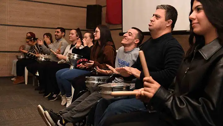 Liseli öğrenciler ve engelli bireyler Osmangazi'de ortak gösteri yaptı