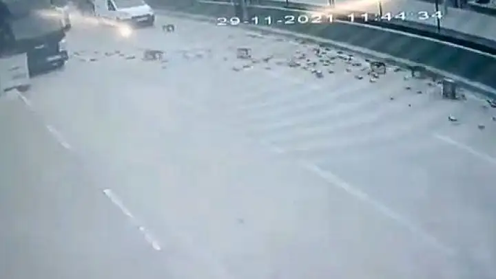 Lodos içki şişelerini yola böyle devirdi