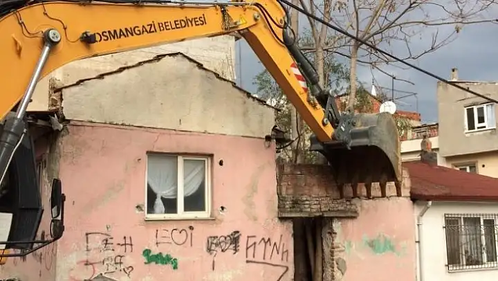 Madde bağımlılarının meskenine balyoz