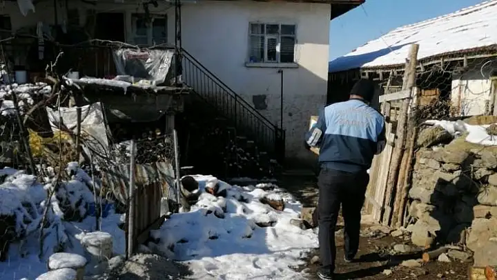 Manisa Büyükşehir kar kış demeden ihtiyaç sahibinin yanında