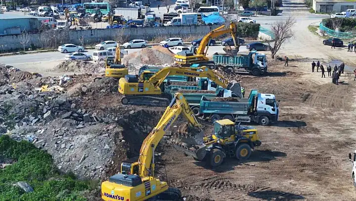 Manisa'da bin kamyonluk hafriyat kaldırılıyor