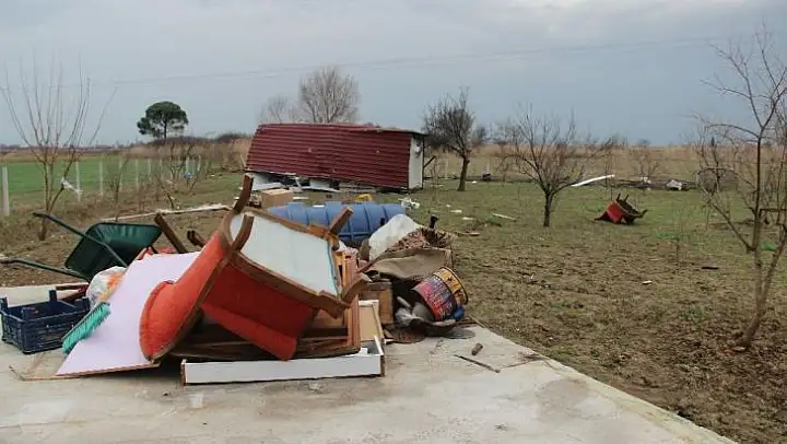 Manisa'da fırtına konteyner evi uçurdu: 2 yaralı