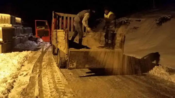 Manisa'da karla mücadele devam ediyor