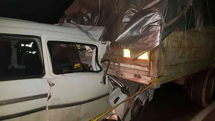 Manisa'da minibüs tıra arkadan çarptı: 2 ölü