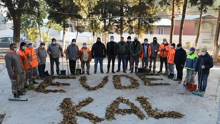 Manisa'da temizlik işçilerinden 'Evde kal' mesajı