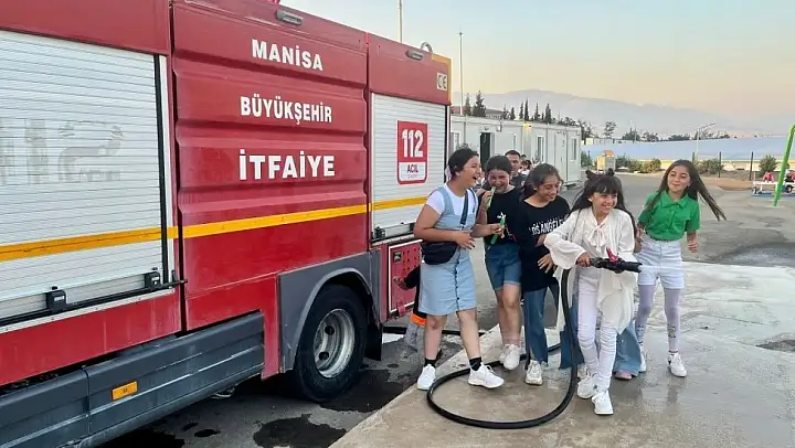 Manisa İtfaiyesi bayramda depremzede çocuklara moral oldu