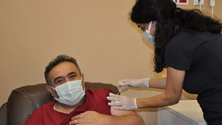 Manisa Şehir Hastanesinde sağlık çalışanlarına aşı vuruldu
