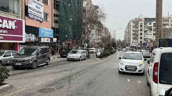 Manisa şehir merkezine yıllar sonra kar yağdı
