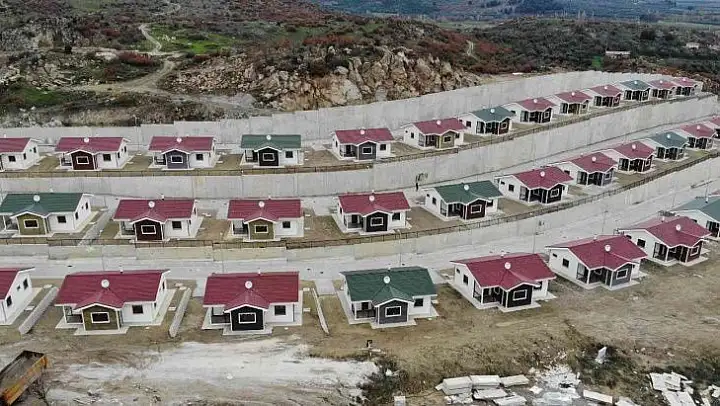 Manisalı depremzedeler anahtarlarını teslim aldı