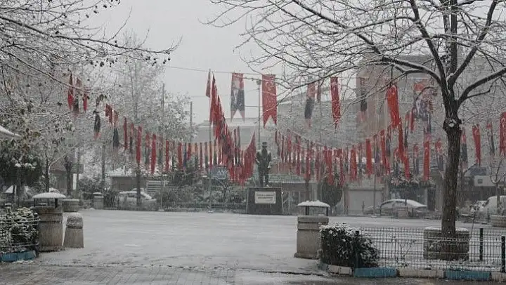 Manyas'ta kar yağışı çocukları sevindirdi