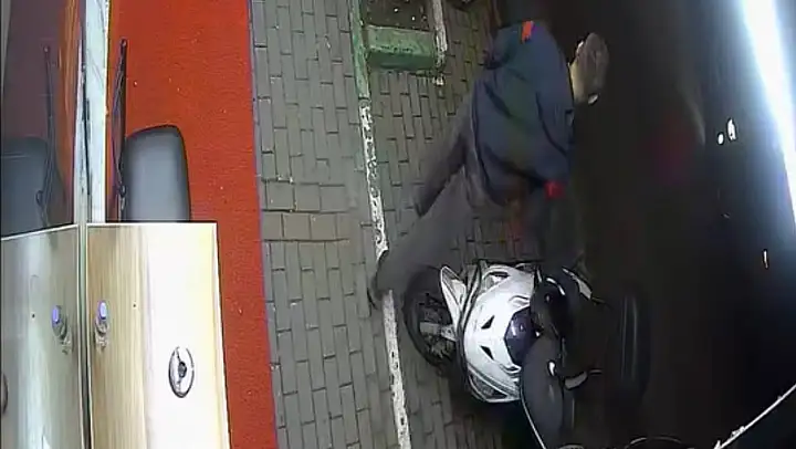 Markete girdi alışveriş yaptı, dışarı çıktı motosiklet çarptı