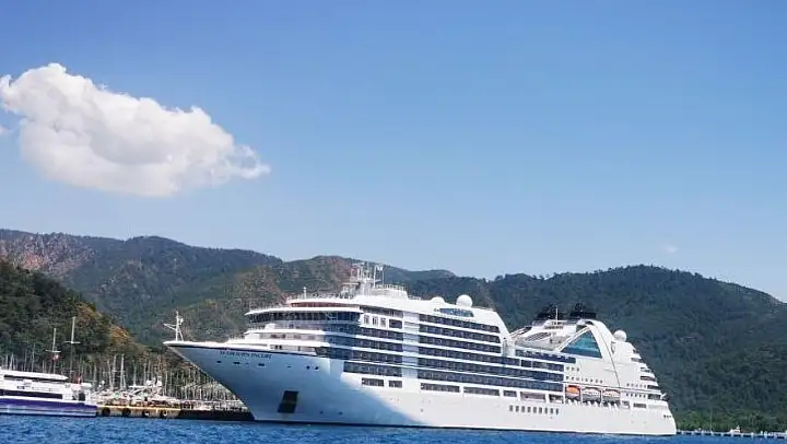 Marmaris'e 480 yolculu kruvaziyer gemisi demir attı