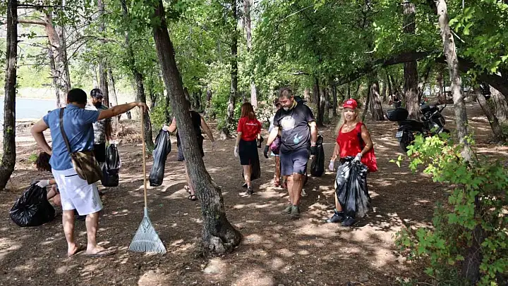 Marmaris'te belediye öncülüğünde çevre temizliği yapıldı