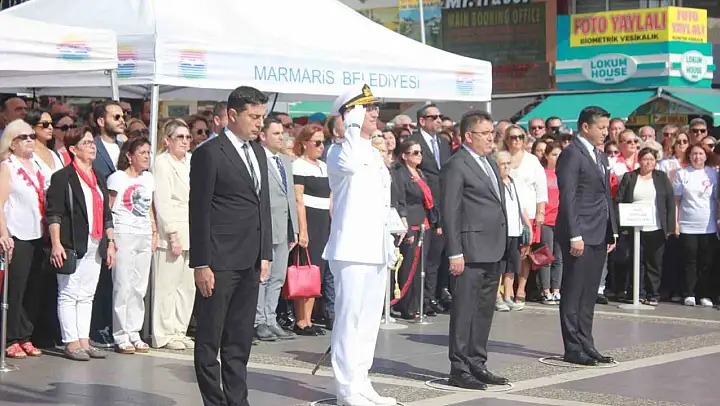 Marmaris'te cumhuriyetin 100.yılında Atatürk büstüne çelenk sunuldu