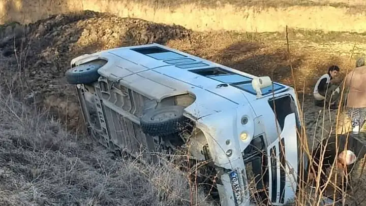 Mermer işçilerini taşıyan işçi servisi tarlaya uçtu 1 ölü 3 yaralı