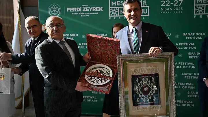 Mesir Festivali'nde hediyeler ve gönüller buluştu