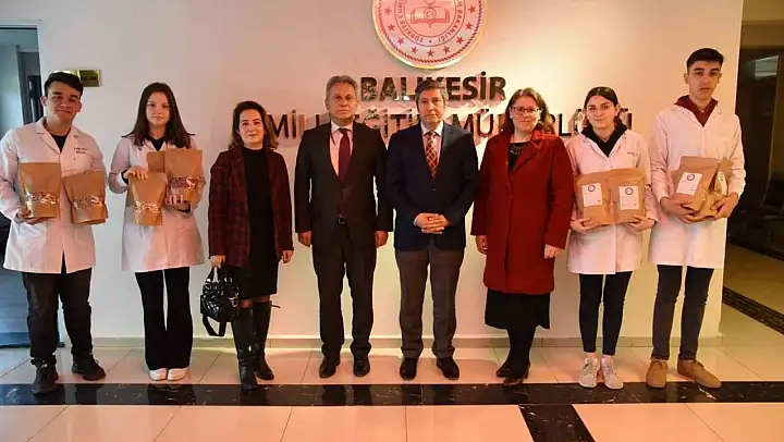 Meslek lisesi öğrencilerinden depremzedelere maddi destek