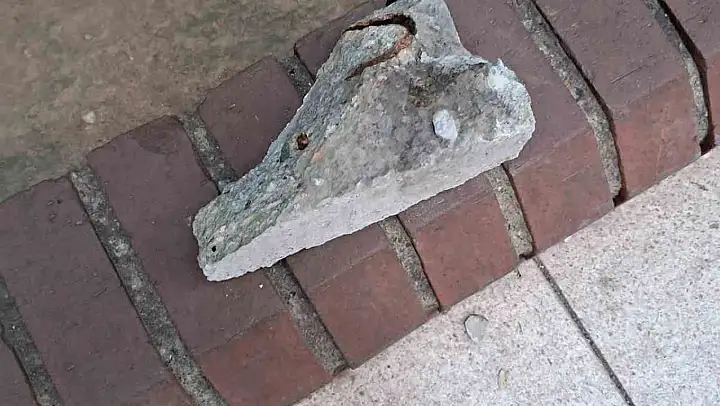 Metrelerce yükseklikten kopan beton parça üzerlerine düştü: 2 yaralı