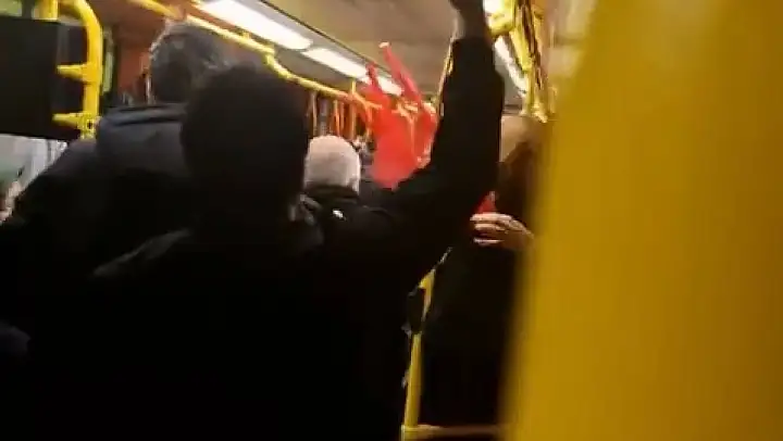 Metro vagonundaki tartışma kamerada
