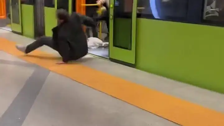 Metroda yaşlı adama hakaret etti, tekme tokat darp edilip araçtan atıldı