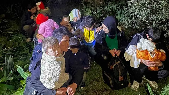 Milas'ta 7'si çocuk 16 düzensiz göçmen yakalandı