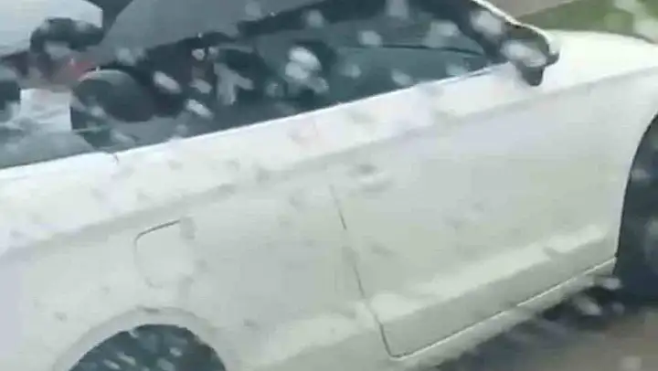 Milyonluk arabada ıslanmamak için şemsiye açtı