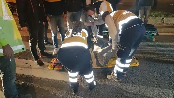 Minibüsün çarptığı genç yaralandı