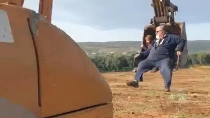 Minik Hamza iş makinesinin kepçesinde çılgınlar gibi eğlendi