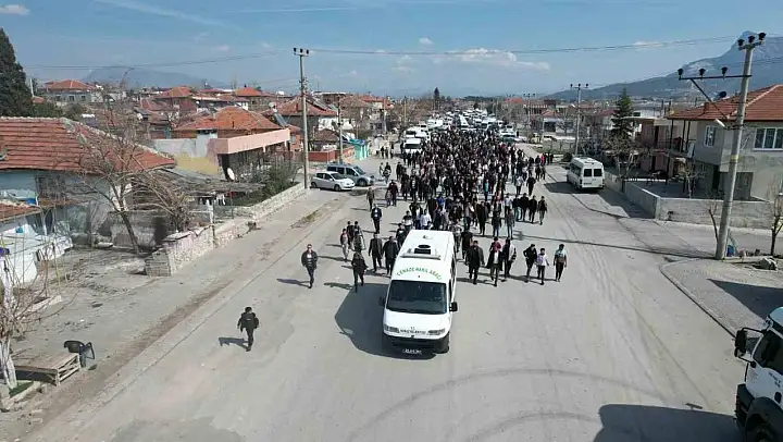 Minik Nazlı'yı son yolculuğuna tüm mahalleli birlikte uğurladı