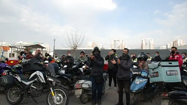 Motorlu kuryelerden 'site' eylemi