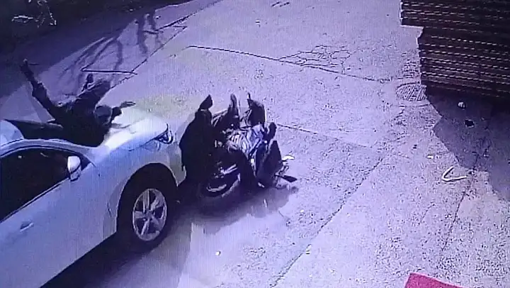 Motosiklet sürücüsünün yaralandığı kaza kamerada