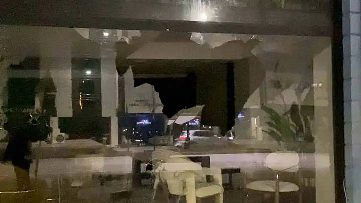 Motosikletli şahıs mağaza camını taşla kırdı