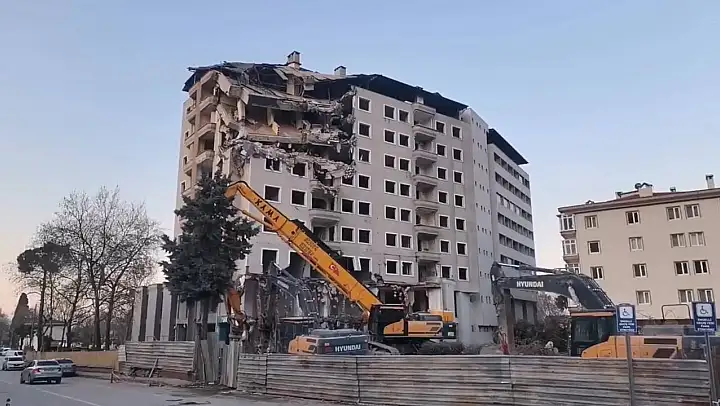 Mudanya'da 11 katlı binanın yıkım anı kameraya yansıdı