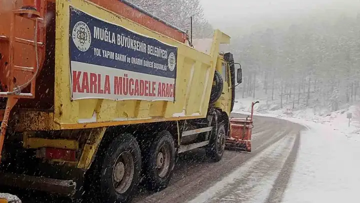 Muğla Büyükşehir ekiplerinden kar mücadelesi