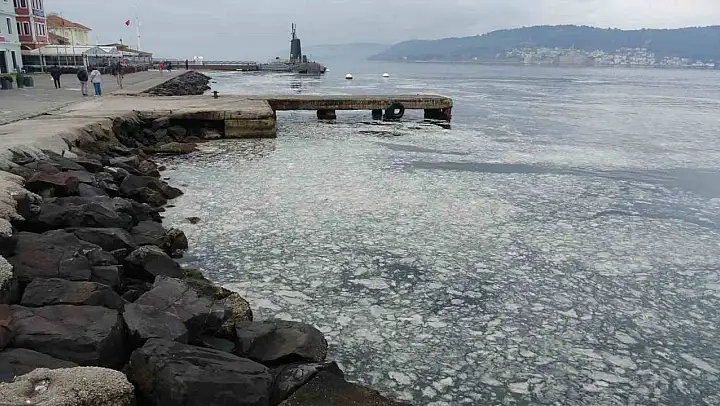Müsilaj Çanakkale Boğazı'nı kaplamaya başladı