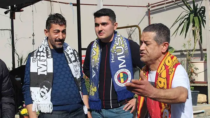 Müslüm Gürses, ölüm yıl dönümünde hayranları tarafından anıldı