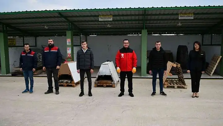 Mustafakemalpaşa'da atıklar sokak hayvanlarına yuva oluyor