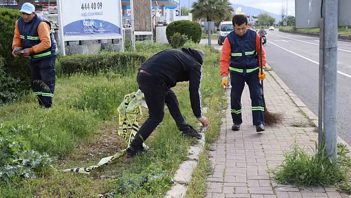 Nazilli Belediyesi'nden karayolunda temizlik çalışması