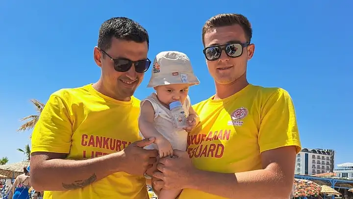 Nefes borusuna yemek kaçan bebeği cankurtaranlar kurtardı