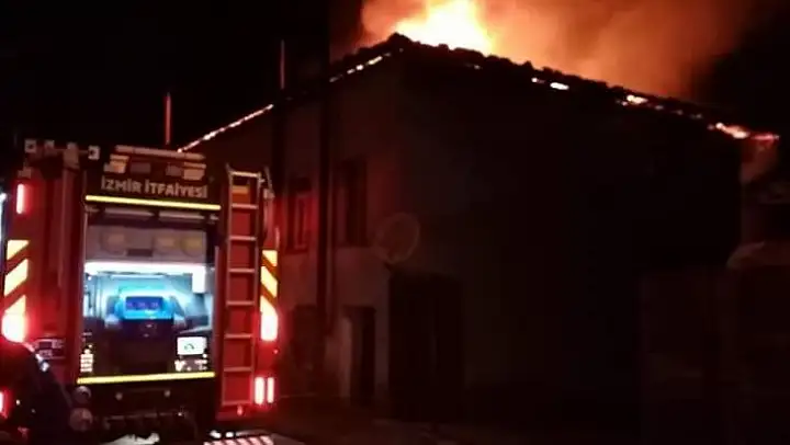 Ödemiş'te 2 ev yanarak kül oldu, iki aile kış gününde evsiz kaldı
