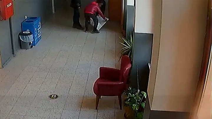 Okulda saklanan 3 çocuk, paraları alıp örümcek adam gibi kaçtı