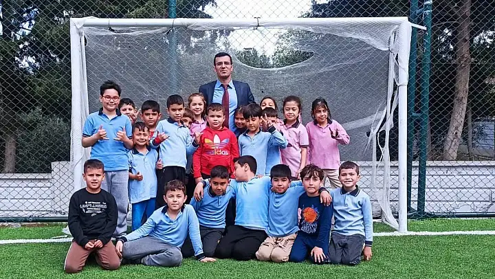 Okullarına kavuşan öğrencilerin yüzü gülüyor